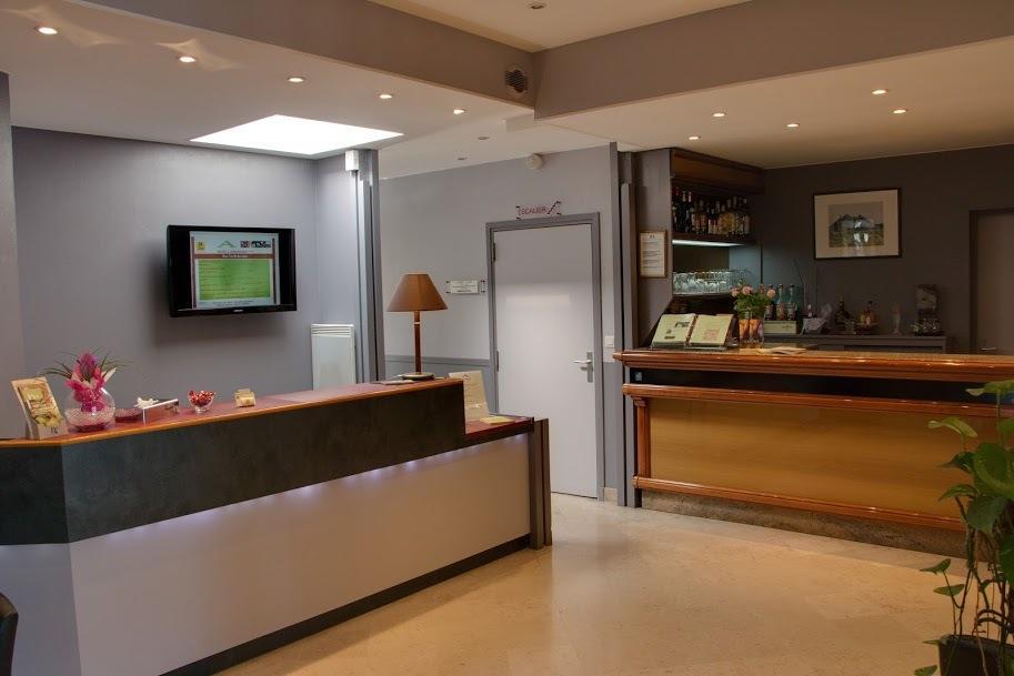 Hotel Restaurant L'Amandois Saint-Amand-Montrond Exterior photo